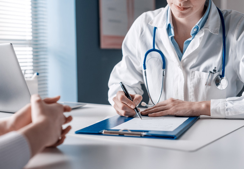 Doctor-creating-treatment-plan-for-patient-with-bladder-stones